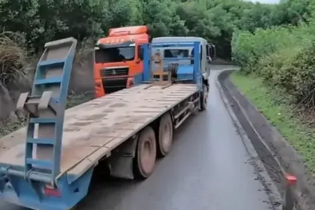 Cục CSGT đề nghị kẻ vạch liền, không cho phép 'mượn' đường ngược chiều để vượt xe