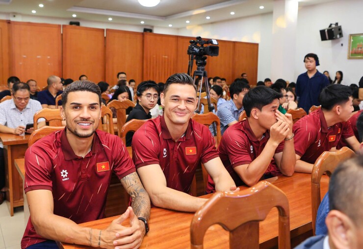 Hoàng Hên và Patrik Lê Giang (từ trái qua) rạng rỡ ở buổi lễ