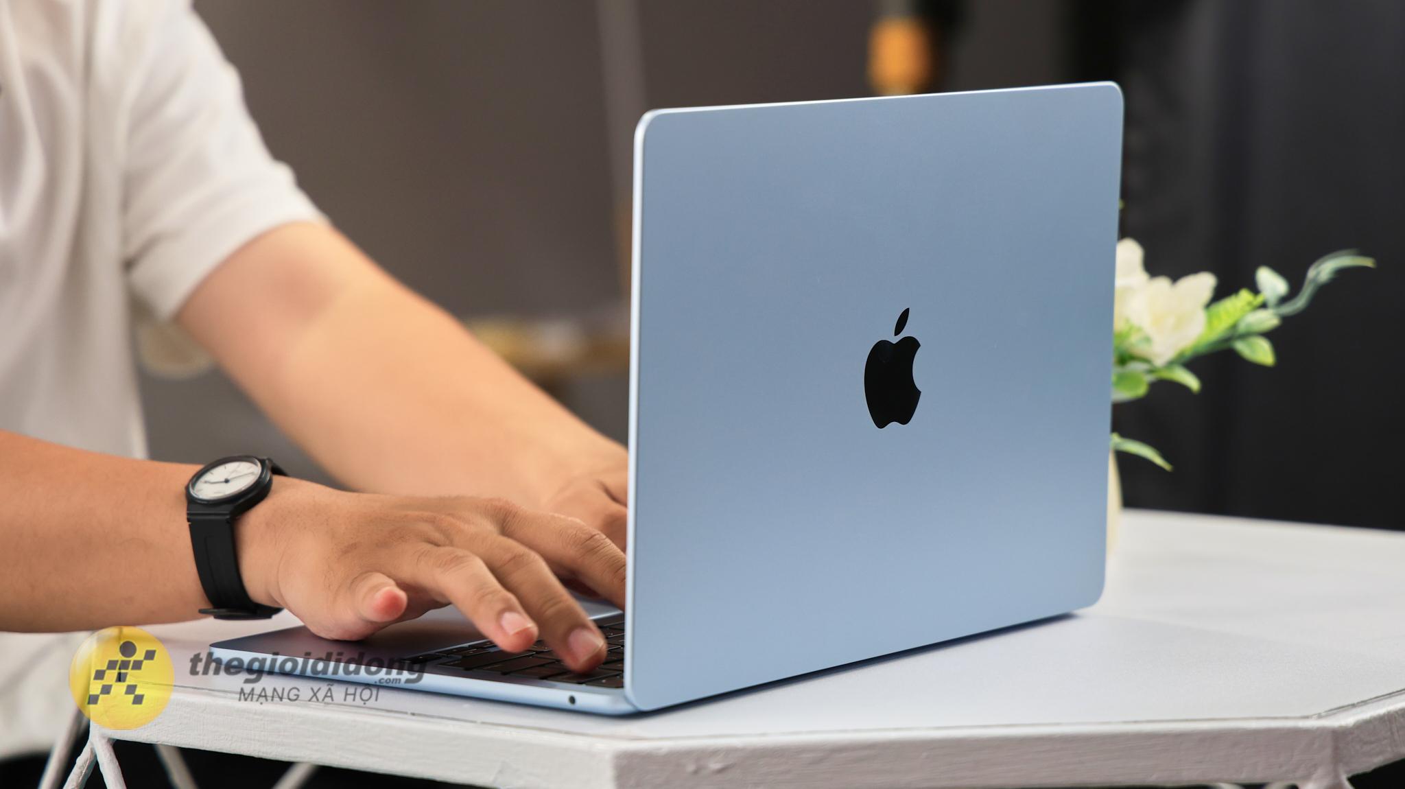 Thiết kế gọn nhẹ giúp laptop Apple phù hợp với người thường xuyên làm việc ngoài văn phòng.