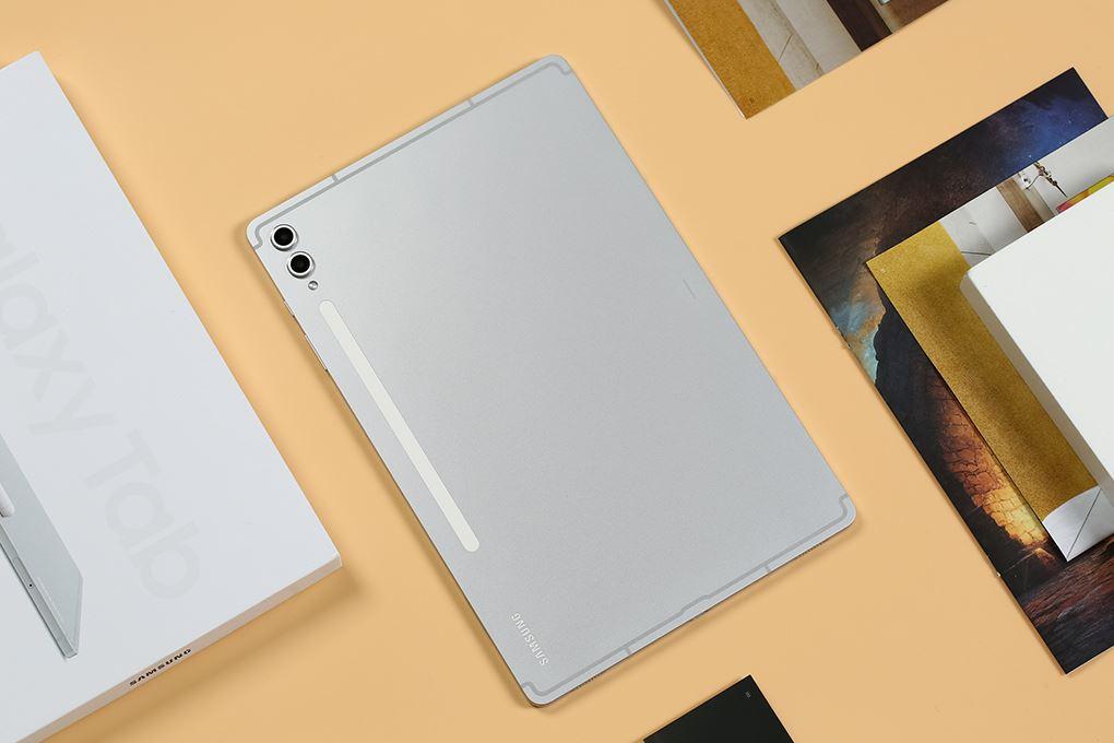 Thiết kế mặt lưng quen thuộc và hỗ trợ bút giúp Galaxy Tab S10+ vẫn giữ được giá trị sử dụng ở phân khúc cao cấp.