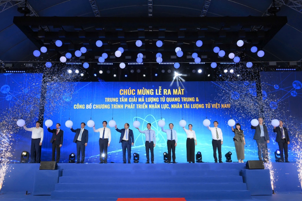Các đại biểu thực hiện nghi thức ra mắt Trung tâm Giải mã lượng tử Quang Trung.