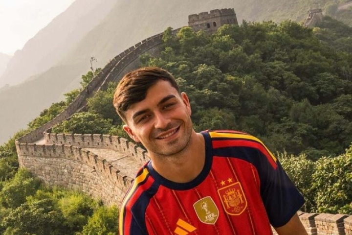 Pedri đi du lịch Trung Quốc sau vô địch World Cup