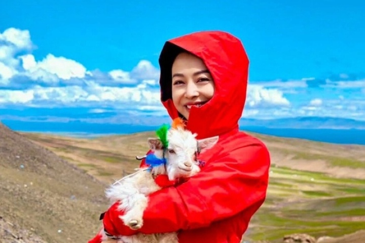 Ảnh sao 29/7: Jennifer Phạm ngắm hồ nổi tiếng ở Tây Tạng