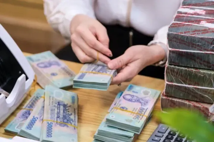 Lãi suất cao, tiền gửi dân cư tiếp tục đổ vào ngân hàng