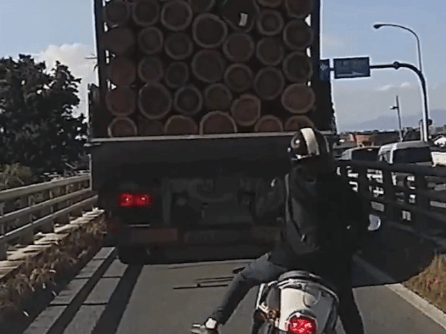 Người đi đường bị hất văng khi động đất rung chuyển Nhật Bản