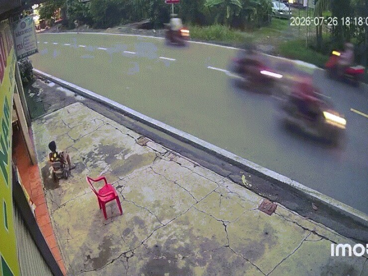 Clip: Đi sát lề đường, người phụ nữ vẫn không tránh khỏi cú đâm từ xe máy