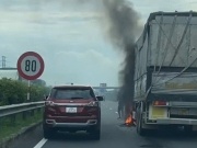 Cháy xe tải, cao tốc Long Thành - Dầu Giây ùn tắc 5 km
