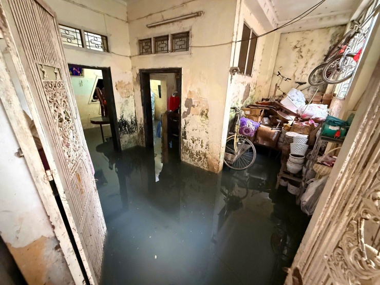 Để chống ngập bà Bắc ở ngõ 42 Giang Văn Minh, phường Ba Đình buộc phải treo xe đạp lên tường.