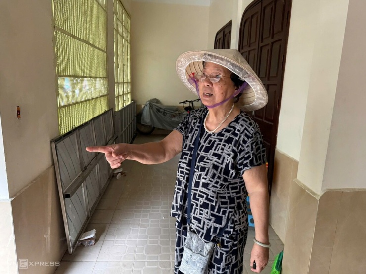 Bà Hiền, 80 tuổi, nhà ở ngõ 100 Đội Cấn, phường Ba Đình đầu tư hệ thống lắp cửa chắn nước vào nhà từ đầu năm 2026 sau nhiều năm bị ngập sâu 50-60 cm. Ảnh: Nga Thanh