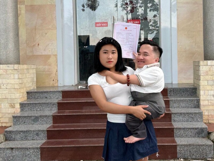 Hình ảnh My bế anh Hà đi đăng ký kết hôn "viral" trên mạng xã hội 