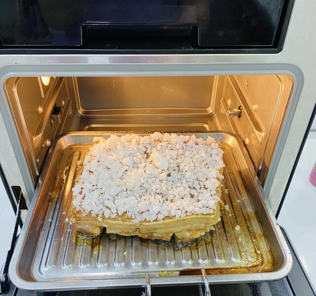 Làm nóng nồi chiên không dầu ở 200°C. Cho thịt vào quay lần 1 ở nhiệt độ 200°C trong khoảng 30 phút. Lấy thịt ra, gạt bỏ toàn bộ lớp muối trên bì. Ảnh:Thanh Huệ