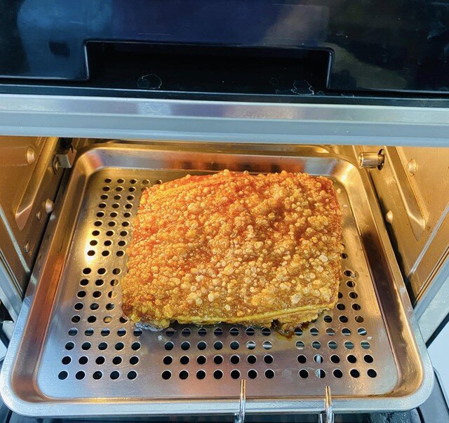 Tiếp tục quay lần 2 ở 220-230°C trong 15-20 phút tới khi phần da nổ phồng vàng ruộm. Tùy vào từng nồi chiên với công suất khác nhau mà mọi người có thể điều chỉnh thời gian khi quay. Ảnh:Thanh Huệ
