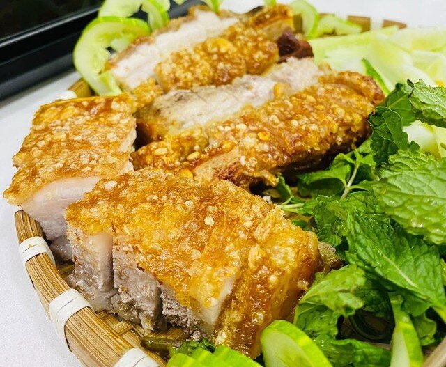 Khi nướng nên làm hai giai đoạn, giai đoạn đầu để làm khô, giai đoạn sau tăng nhiệt để bì nổ giòn. Khi quay xong để thịt nghỉ khoảng 5-10 phút rồi mới cắt để giữ nước trong phần thịt. Ảnh:Thanh Huệ