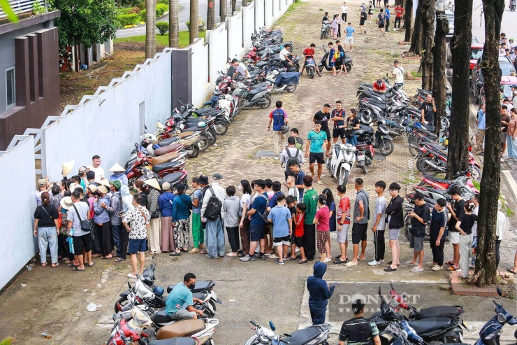 Người hâm mộ đội nắng xếp hàng dài mua vé xem tuyển Việt Nam chạm trán Singapore - 1