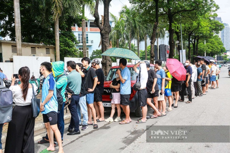 Người hâm mộ đội nắng xếp hàng dài mua vé xem tuyển Việt Nam chạm trán Singapore - 7