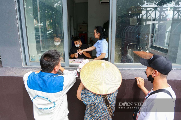 Kế hoạch bán vé trực tiếp được triển khai từ chiều 28/7, cụ thể từ 14 giờ đến 16 giờ 30. Trong hai ngày 29 và 30/7, vé được bán vào buổi sáng từ 9 - 11 giờ 30 và buổi chiều từ 13 giờ 45 - 16 giờ 30. Riêng trong ngày diễn ra trận đấu 31/7, người hâm mộ có thể mua vé từ 9 - 11 giờ 30 vào buổi sáng và từ 14 - 20 giờ vào buổi chiều.