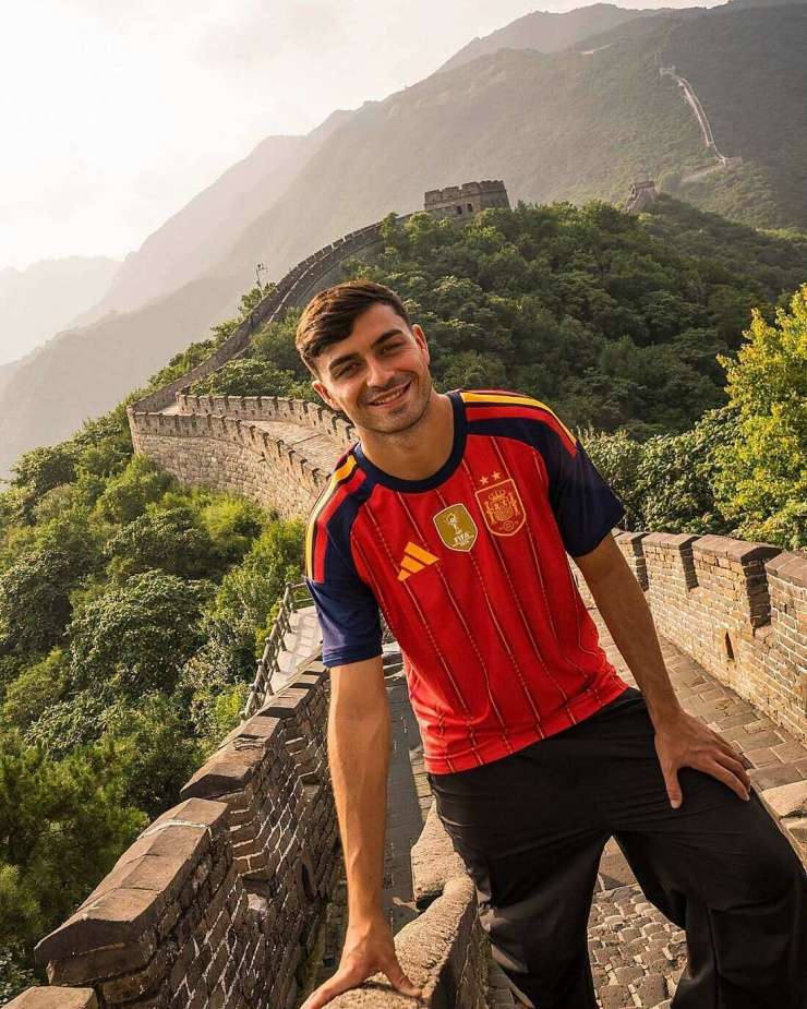 Pedri đi du lịch Trung Quốc sau vô địch World Cup - 1