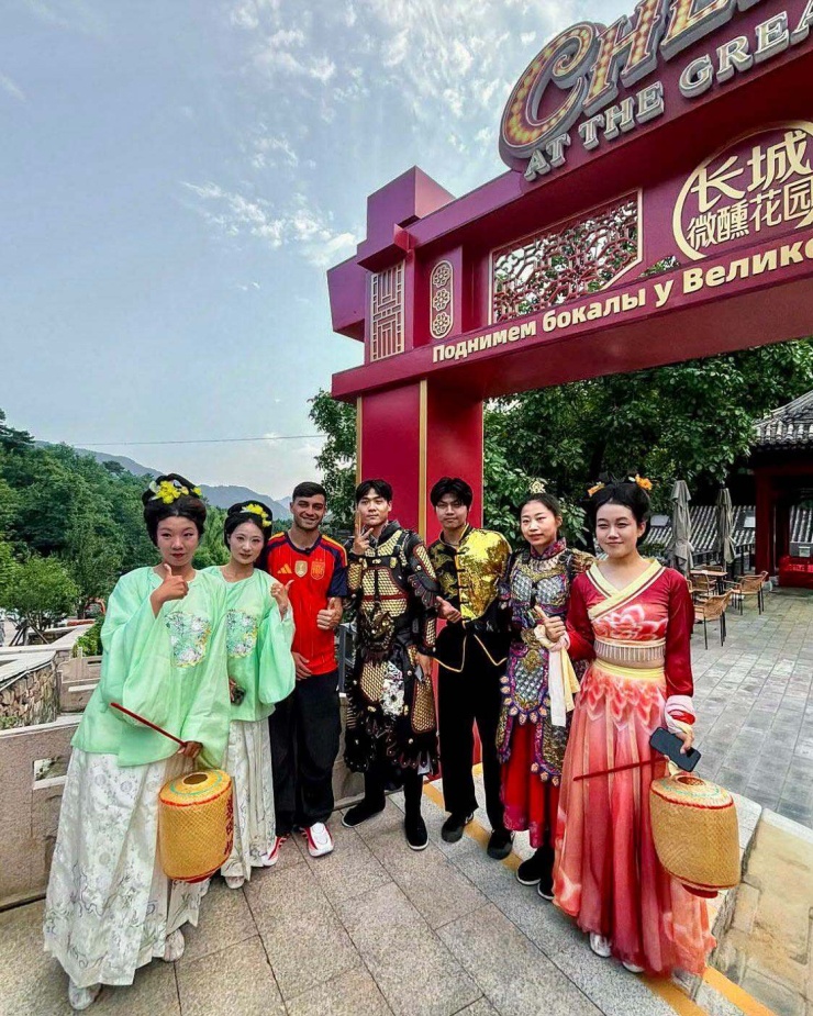 Nhiều người dân địa phương khi nhìn thấy anh đã tìm cách chụp ảnh cùng nhà vô địch World Cup.