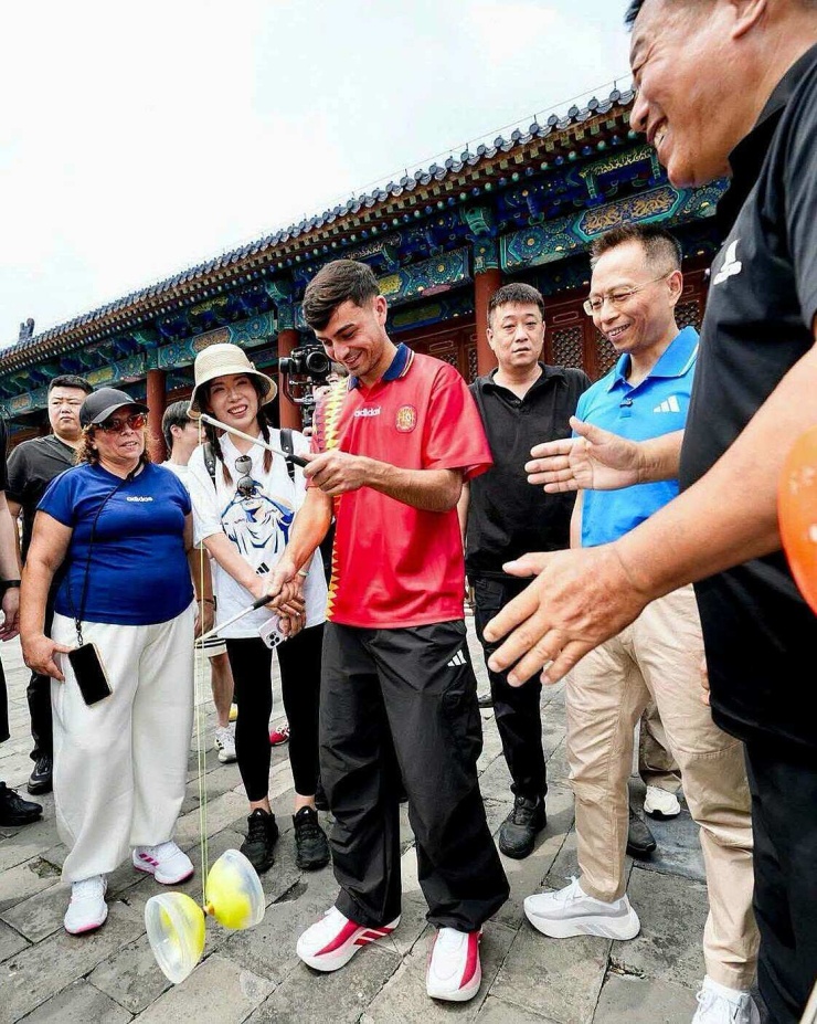Nhiều người dân địa phương khi nhìn thấy anh đã tìm cách chụp ảnh cùng nhà vô địch World Cup.