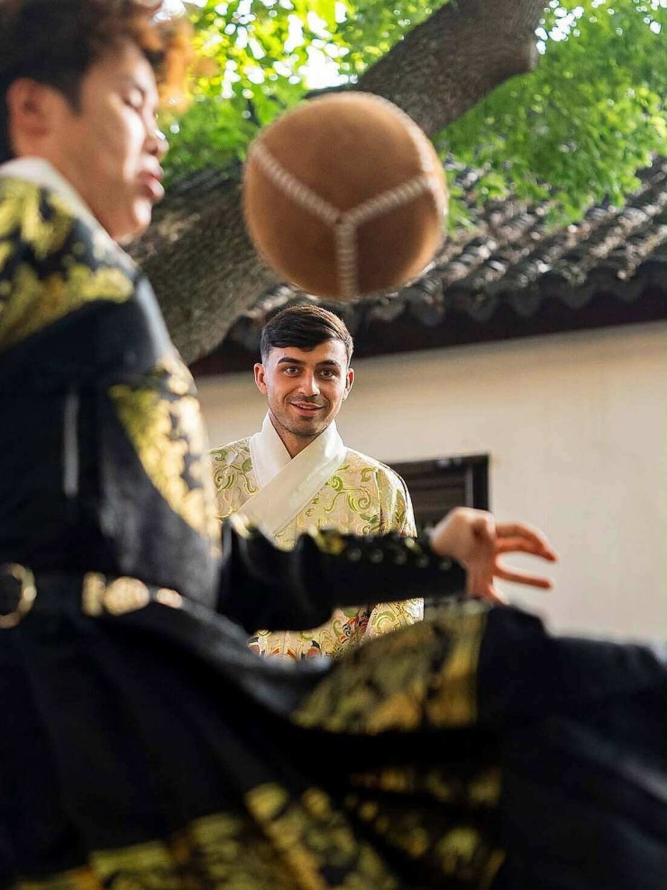 Pedri đi du lịch Trung Quốc sau vô địch World Cup - 7