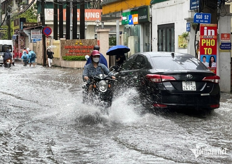Việc phải băng qua những đoạn đường ngập nước là khá phổ biến với người dùng xe máy trong mùa mưa. Ảnh: Hoàng Hiệp