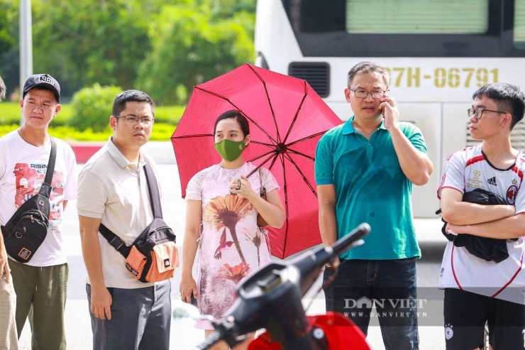 Việc đông đảo người hâm mộ tìm đến mua vé ngay trong ngày đầu mở bán trực tiếp cho thấy sức hút lớn của trận đấu. Sân Mỹ Đình được kỳ vọng sẽ đón lượng khán giả đông đảo đến tiếp lửa cho Tuyển Việt Nam trong cuộc đối đầu với Tuyển Singapore.