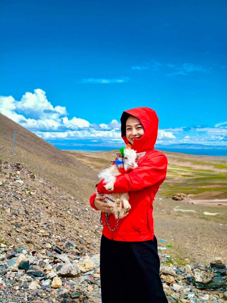 Ảnh sao 29/7: Jennifer Phạm ngắm hồ nổi tiếng ở Tây Tạng - 1