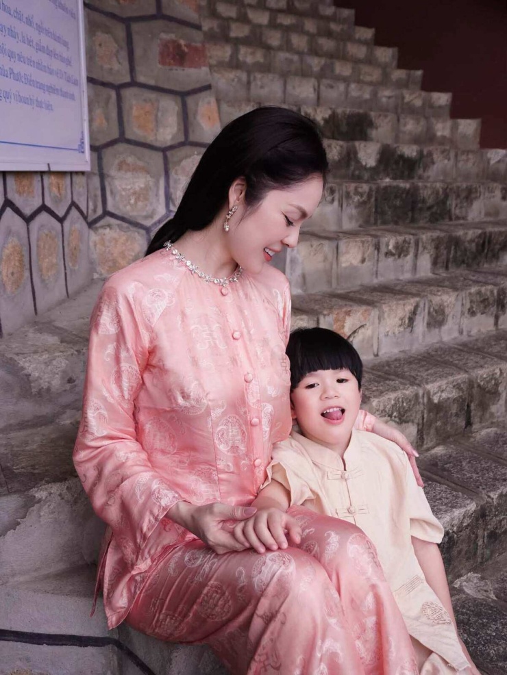 Ảnh sao 29/7: Jennifer Phạm ngắm hồ nổi tiếng ở Tây Tạng - 11