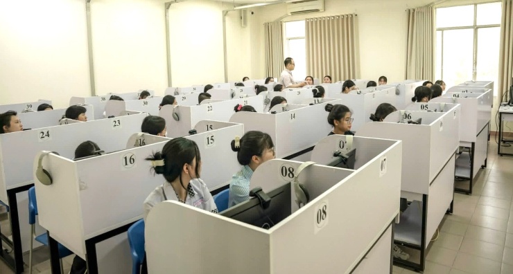 Thí sinh thi trên máy tính vào Trường ĐH Sư phạm TPHCM.