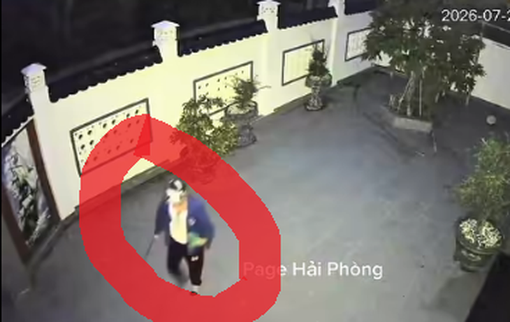 Hình ảnh công dân N.T.C cầm dao đột nhập vào nhà chị N.T.N lúc rạng sáng. Ảnh: Cơ quan Công an.