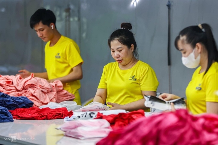 Giờ vào ca của lao động dệt may tại TP HCM. Ảnh: Như Quỳnh
