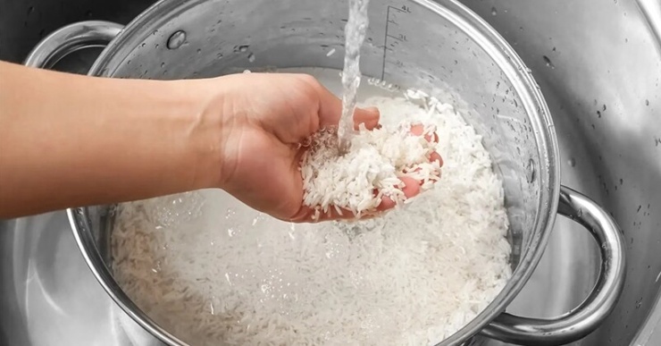 Nên nấu cơm bằng nước nóng hay nước lạnh là băn khoăn của nhiều người nội trợ