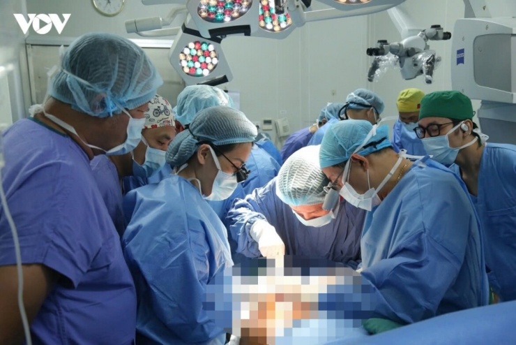 Các bác sĩ thực hiện ca phẫu thuật ghép dương vật từ người cho chết não