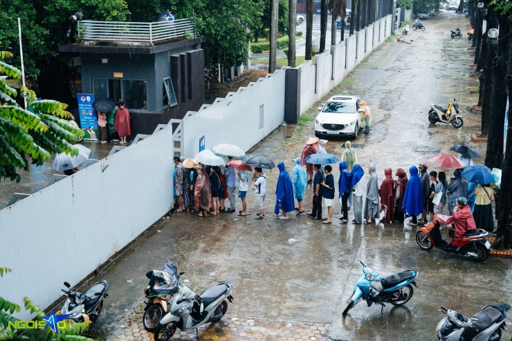 Đội mưa, xếp hàng cả tiếng mua vé xem tuyển Việt Nam 'đấu' Singapore - 1
