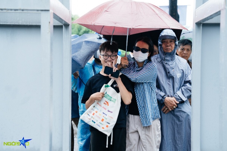 Đội mưa, xếp hàng cả tiếng mua vé xem tuyển Việt Nam 'đấu' Singapore - 2