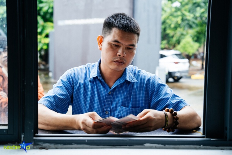 Đội mưa, xếp hàng cả tiếng mua vé xem tuyển Việt Nam 'đấu' Singapore - 7