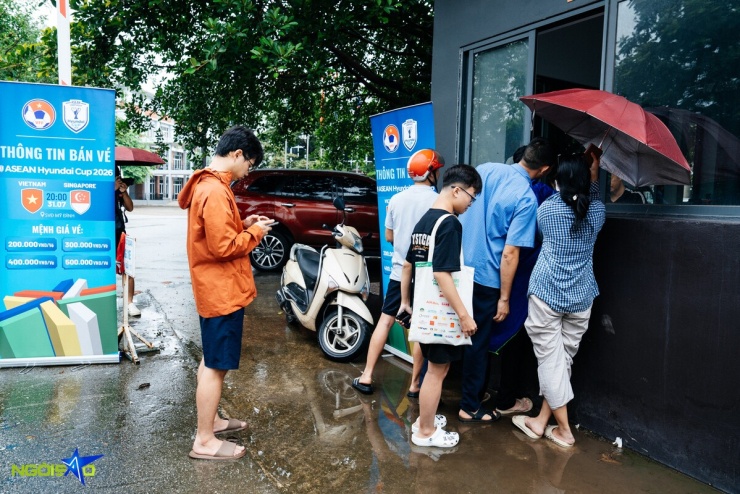 Đội mưa, xếp hàng cả tiếng mua vé xem tuyển Việt Nam 'đấu' Singapore - 4