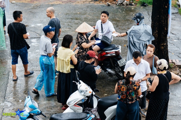 Đội mưa, xếp hàng cả tiếng mua vé xem tuyển Việt Nam 'đấu' Singapore - 9
