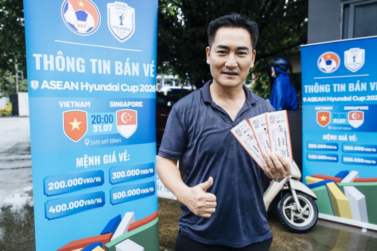 Đội mưa, xếp hàng cả tiếng mua vé xem tuyển Việt Nam 'đấu' Singapore - 8