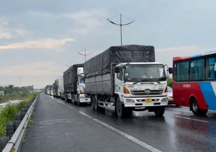 Kẹt xe kéo dài trên cao tốc Long Thành. Ảnh: Thái Hà