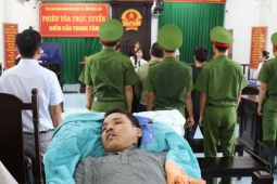 Nạn nhân vụ 'bị đánh đến thân tàn ma dại’ ở Đắk Lắk nằm trên cáng dự toà
