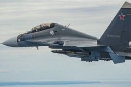 10 tiêm kích Su-30SM2 Nga xuất kích sát sườn NATO