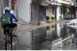 Cận cảnh ngõ 42 Giang Văn Minh sau mưa, người dân xách ủng lội nước vào nhà