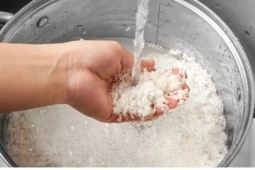 Dùng nước nóng để nấu cơm có thực sự tốt hơn nước lạnh?