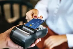 Cảnh báo thủ đoạn chiếm đoạt tiền hoàn toàn mới: Bóc tách, đánh tráo chip khi quẹt thẻ ngân hàng
