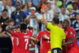FIFA bảo vệ việc rút thẻ đỏ Embolo trận Thụy Sĩ - Argentina, "vừa đấm vừa xoa" IFAB