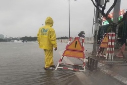 Mưa dồn dập đầu giờ sáng, nhiều điểm ở Hà Nội ngập nhẹ