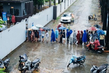 Đội mưa, xếp hàng cả tiếng mua vé xem tuyển Việt Nam 'đấu' Singapore