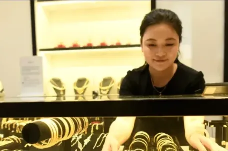 Giá vàng tiếp đà giảm, tỷ giá trung tâm lập đỉnh mới