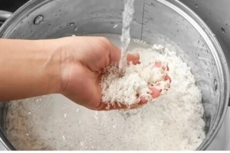 Dùng nước nóng để nấu cơm có thực sự tốt hơn nước lạnh?